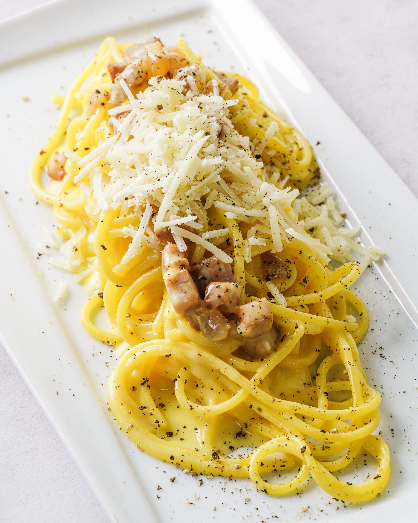 piatto di spaghetti alla carbonara del ristorante mediterraneo Tato Gastro